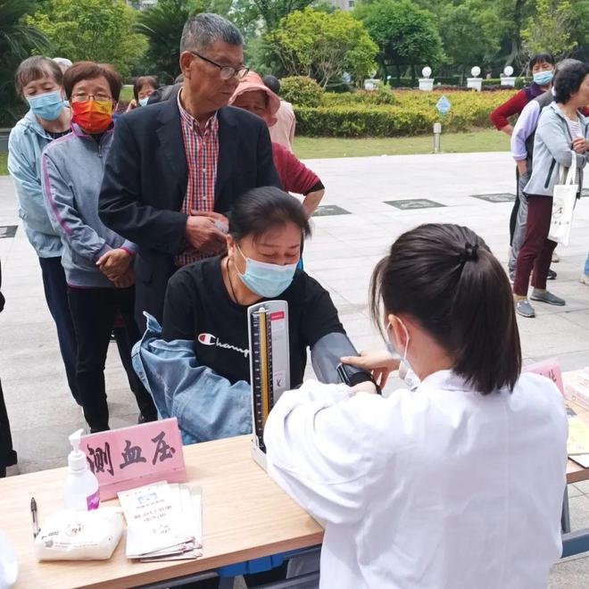 寶山社區(qū)便民服務(wù)暖人心 中醫(yī)問(wèn)診、血壓測(cè)量與理發(fā)服務(wù)一站式體驗(yàn)